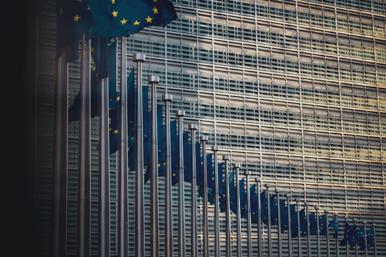 Drapeaux de l'Union européenne devant le bâtiment de la Commission européenne