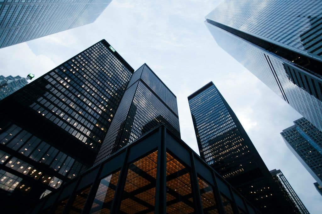 Tours de bureaux vues en contre-plongée, illustrant la vie économique des entreprises